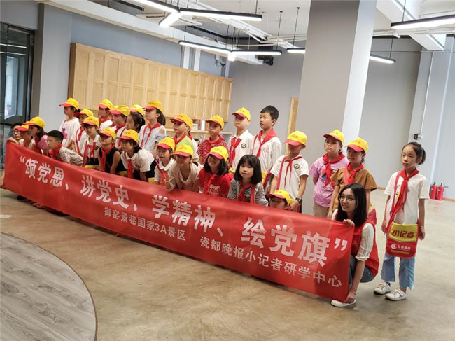 市古鎮(zhèn)公司黨總支開展“頌黨恩、講黨史、學(xué)精神、繪黨旗”主題活動