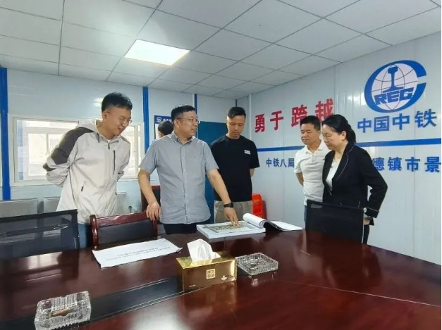 市古鎮(zhèn)投資公司黨總支書記、董事長周長根帶隊(duì)調(diào)研古鎮(zhèn)學(xué)府小區(qū)建設(shè)項(xiàng)目