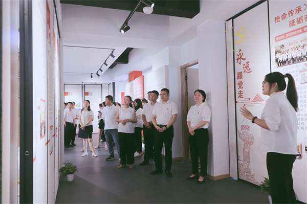 市古鎮(zhèn)投資公司黨委開展“黨建引領(lǐng)新征程，古鎮(zhèn)同心再出發(fā)”活動