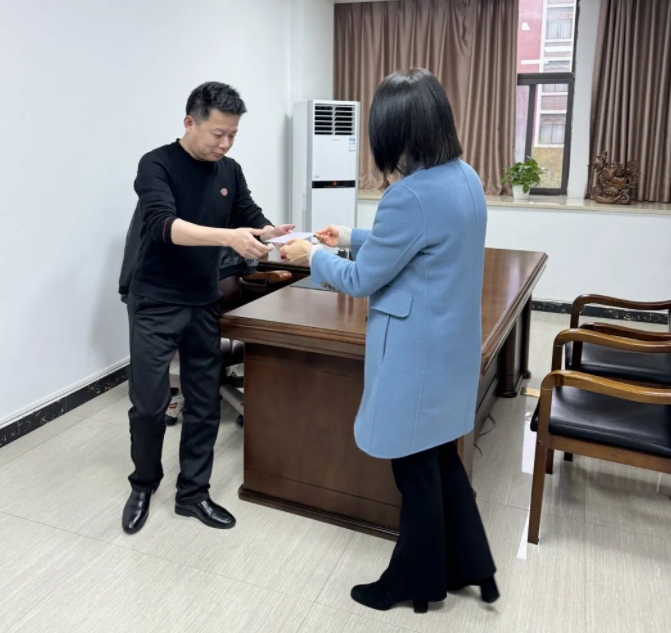 市古鎮(zhèn)投資公司工會(huì)為職工送上生日慰問