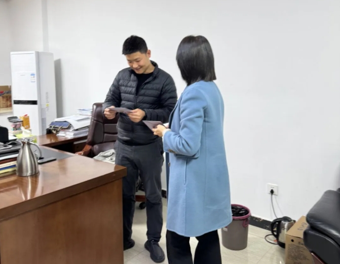 市古鎮(zhèn)投資公司工會(huì)為職工送上生日慰問
